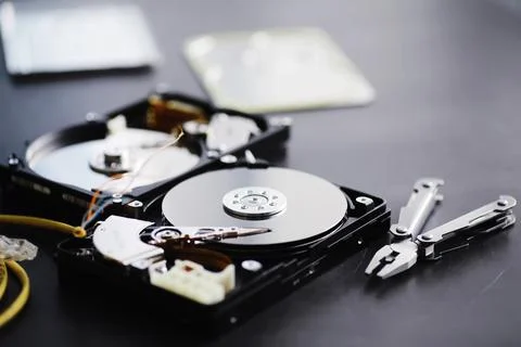 Computer accessories. The disassembled hard drive. Repair of components PC... Foto stock