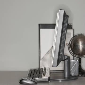 Computer and globe on office desk Foto stock