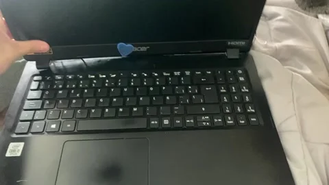 Computer Barely Hanging On, Buenos Aires, Argentina - 02 Oct 2025 動画素材 318496962