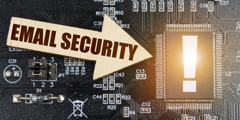 On the computer board, a microcircuit with an exclamation mark and an arrow w Foto stock