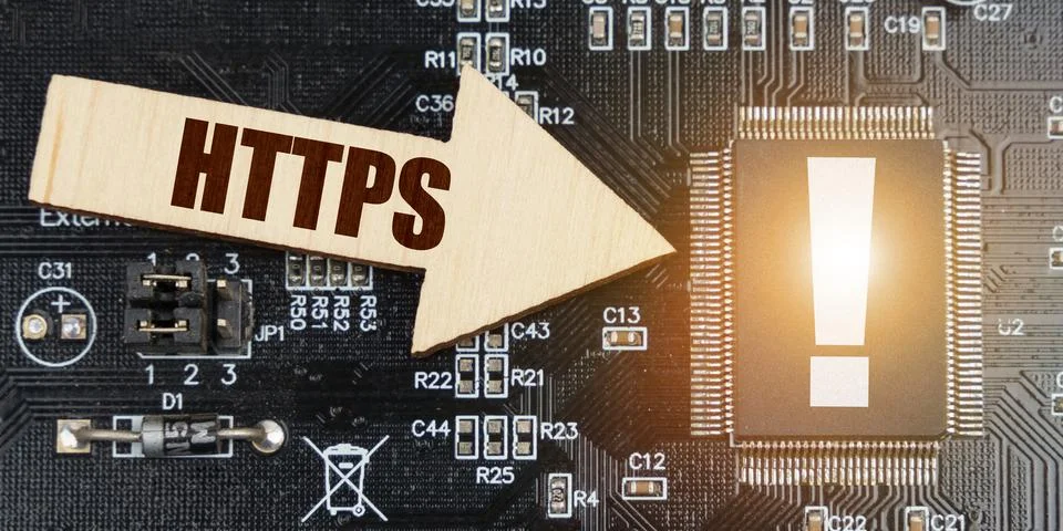 On the computer board, a microcircuit with an exclamation mark and an arrow w Foto stock