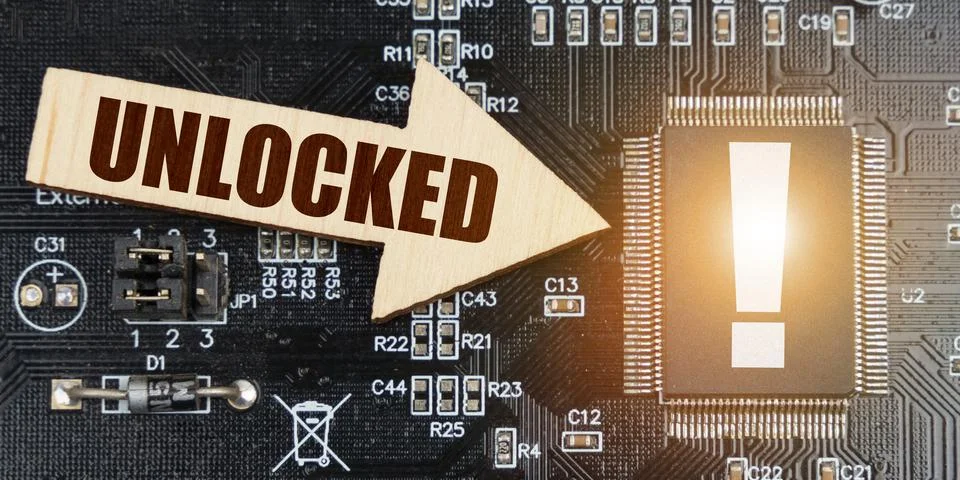 On the computer board, a microcircuit with an exclamation mark and an arrow w Stockfoto's