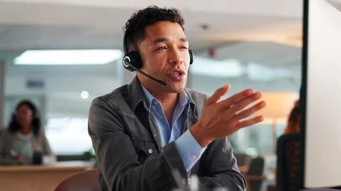 Computer, call center agent and man with technical support, question or pro.. Foto stock