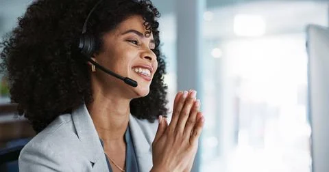 Computer, call center and funny woman talking in customer service, tech support Foto stock