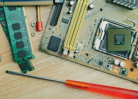 Computer chip on electronic circuit board of PC motherboard and screwdriver a 스톡 사진