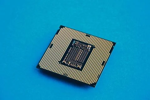 Computer chip microprocessor with abstract colorful light circuit, electronic Foto stock