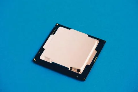 Computer chip microprocessor with abstract colorful light circuit, electronic Stock-Fotos