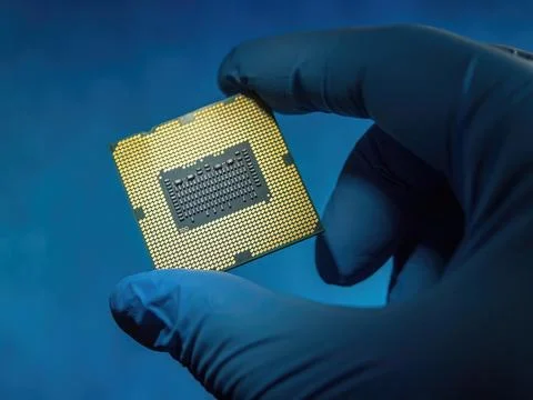 Computer chip microprocessor in the lab glove as ideas concept for modern t.. 스톡 사진