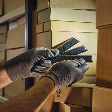 Computer chips memory ram in the hands of a man warehouse worker. The crisis  Foto stock