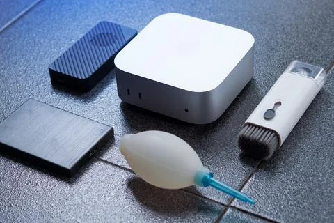 Computer cleaning tools beside compact desktop computer for electronics mai.. Stock-Fotos