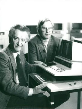 Computer! Computer? Peter Brückner (r.) und Thomas von Randow führen durch. Stock Photos