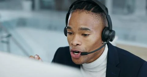 Computer, consulting and man with headset for call center, assistance and help 库存照片