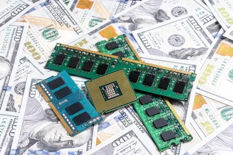 Computer CPU and memory chips on US dollars background Fotos de archivo