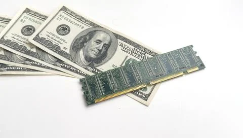Computer CPU and memory chips on US dollar banknotes background. The high cost Foto stock