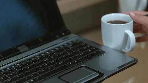 Computer desktop coffee cup on the table Foto stock