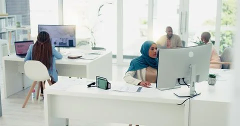 Computer, documents or Muslim startup woman research review, data analysis or Foto stock