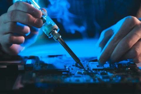 Computer engineer developer soldering motherboard Foto stock