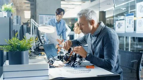 Computer Engineer in Robotics Branch Room, Works with Robot Coding Foto stock