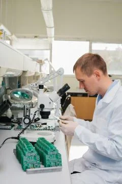 Computer expert professional technician examining board computer in a laboratory Foto stock