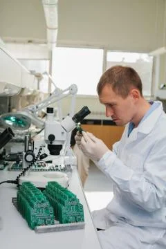Computer expert professional technician examining board computer in a laboratory Foto stock