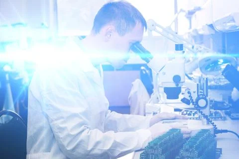 Computer expert professional technician examining board computer in a laboratory Foto stock