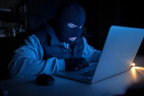 Computer hacker stealing data from a laptop Stockfoto's