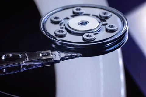Computer hard drive reading head. Opened hard disk from personal computer Foto stock