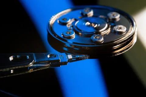 Computer hard drive reading head. Opened hard disk from personal computer Foto stock