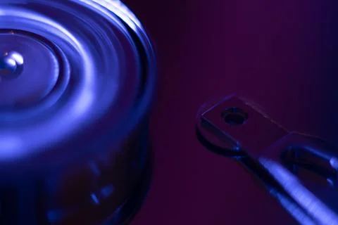 Computer hard drive without protective cover. Stockfoto's