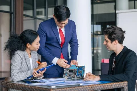 Computer hardware engineer team meeting with boss. PCB designer discussion .. Foto stock