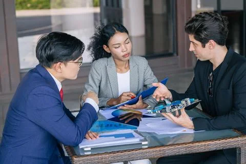 Computer hardware engineer team meeting with boss. PCB designer discussion .. Foto stock