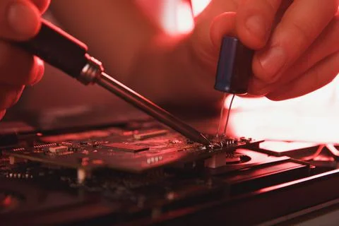 Computer hardware engineering. developer soldering electronic component Foto stock