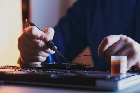 Computer hardware engineering. developer soldering electronic component Foto stock