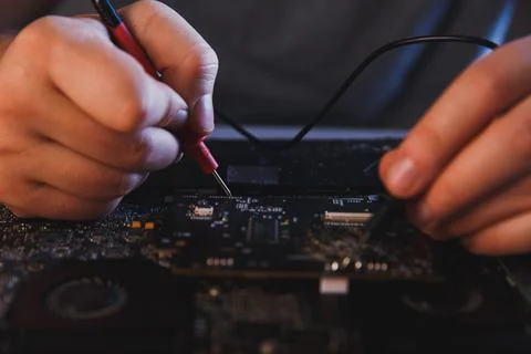Computer hardware engineering. developer soldering electronic component Foto stock