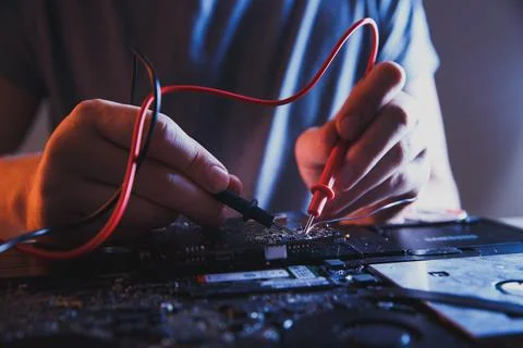 Computer hardware engineering. developer soldering electronic component Foto stock