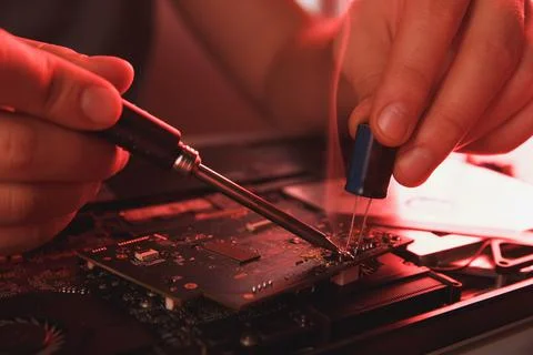 Computer hardware engineering. developer soldering electronic component Foto stock