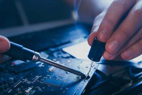 Computer hardware engineering. developer soldering electronic component Foto stock