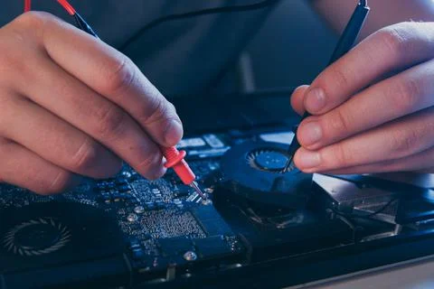 Computer hardware engineering. developer soldering electronic component Foto stock