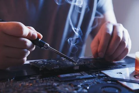 Computer hardware engineering. developer soldering electronic component Foto stock