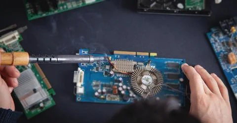 Computer hardware engineering. Engineer soldering computer motherboard Foto stock