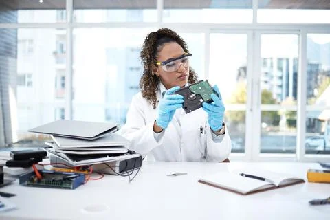 Computer hardware, programming and black woman electrician working on electronic Foto stock