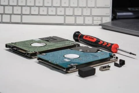 Computer Hardware Repair and Data Recovery with Disassembled Hard Drives an.. Foto stock