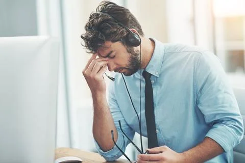Computer, headache or man with headset in call center, troubleshooting fail.. 스톡 사진
