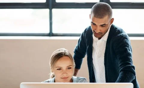 Computer, help and training with people in office, feedback and support wit.. Stockfoto's