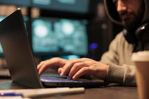 Computer IT thief using security breach to hack server 库存照片