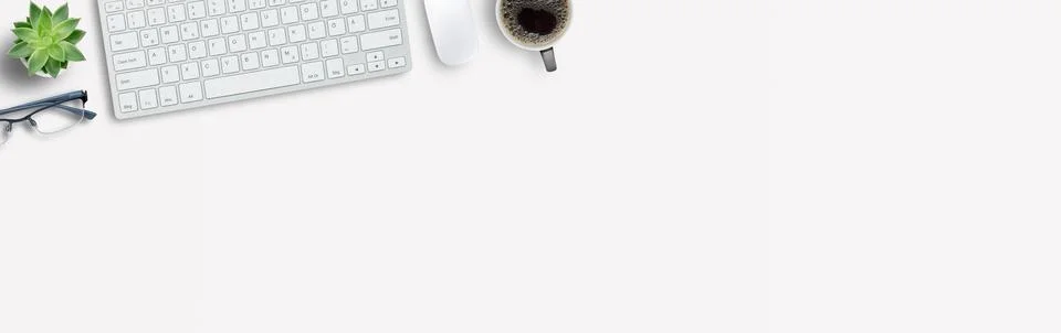 Computer keyboard and mouse from above with coffee and flower on white back.. Foto stock