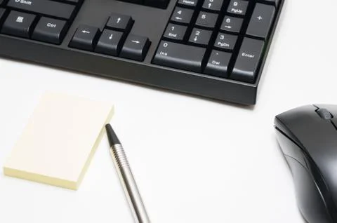 Computer keyboard and mouse, pen, Yellow sticky note isolated on white backgr Foto stock