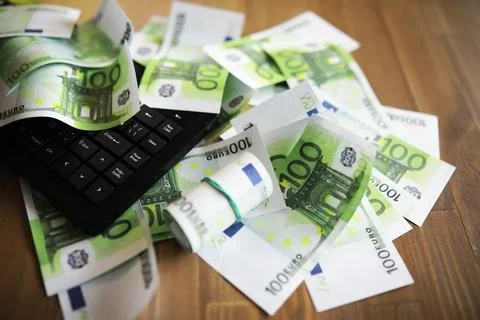 Computer keyboard and a scattering of 100 euro bills on the table. The work.. Stockfoto's