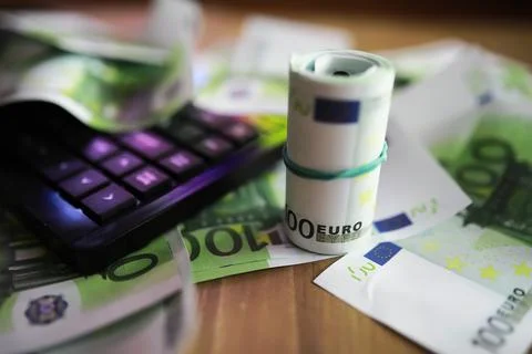 Computer keyboard and a scattering of 100 euro bills on the table. The work.. Stockfoto's