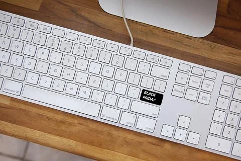 Computer keyboard with black friday key and shopping cart. Copy space and woo Stock-Fotos